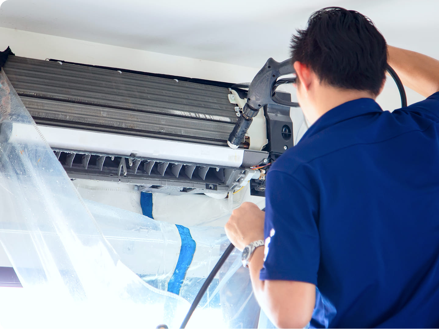 メインビジュアルの画像|エアコン清掃作業員